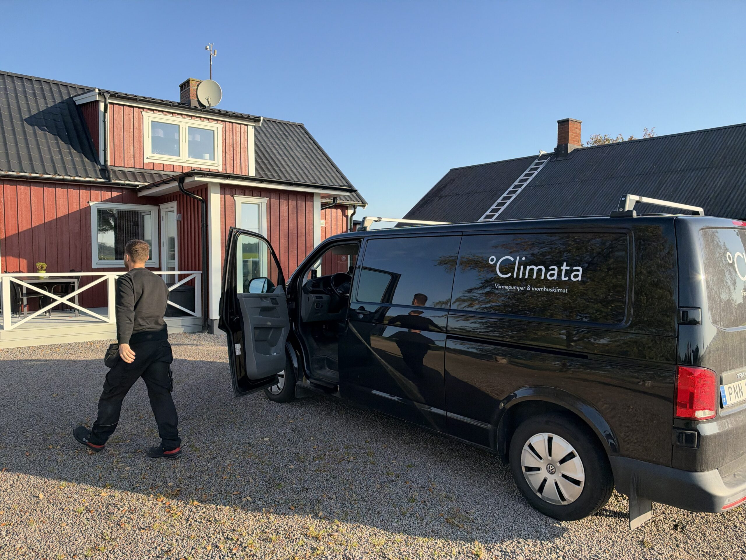 Climatas tekniker anländer med servicebil till villa